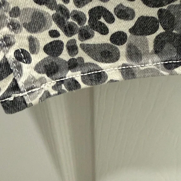 MOTHER Leopard-Print Skinny Jeans in Gray and White - Picture 5 of 11